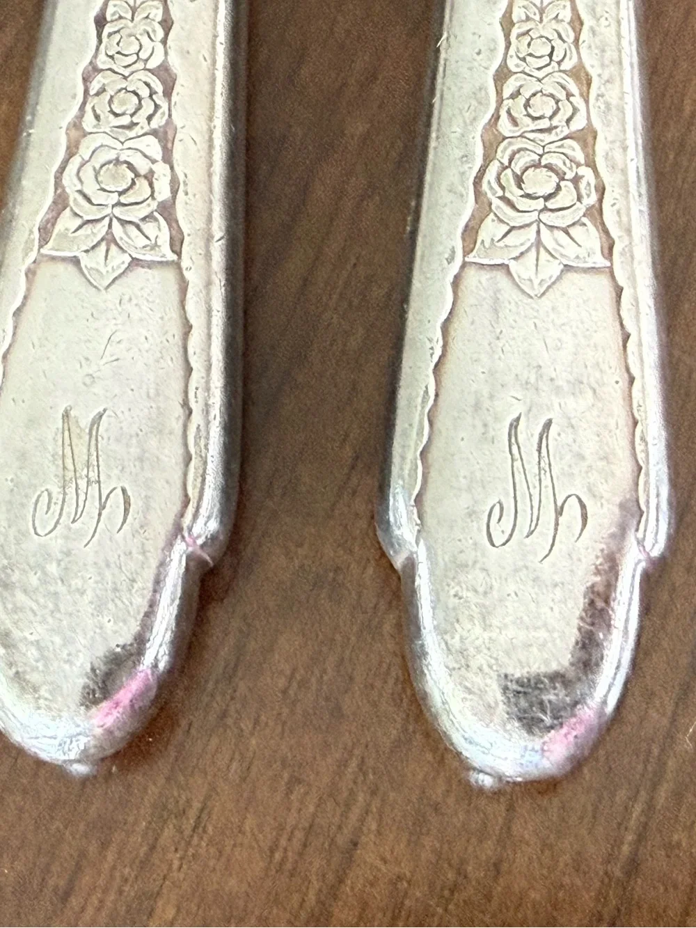 Vintage Wm Rogers & Son Set of 2 Silverplate Floral Dinner Knives Monogram M